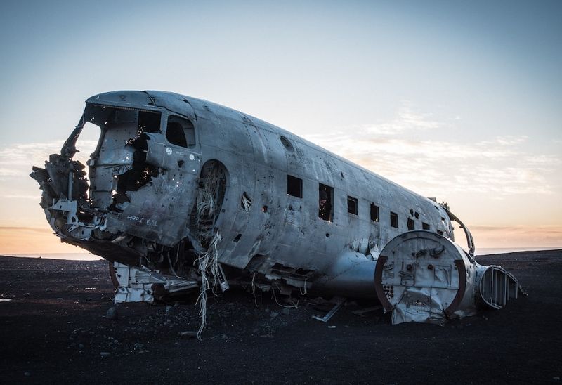 "Enquête en cours sur le crash de l'avion piloté par Gérard Leclerc : Les mystères de la tragédie aérienne révélés"enquête,crashd'avion,GérardLeclerc,mystères,tragédieaérienne,révélations