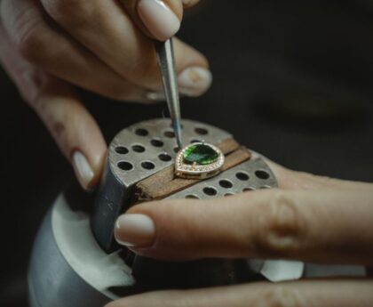 Rihanna and The Weeknd: Reigniting the Bling Watch Phenomenon in Canadian Fashion CultureRihanna,TheWeeknd,BlingWatch,CanadianFashionCulture,FashionTrends