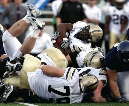 Un quart-arrière canadien multiplie les exploits dans la NFL : à découvrir absolument!-quart-arrièrecanadien-NFL-exploits-sport-football